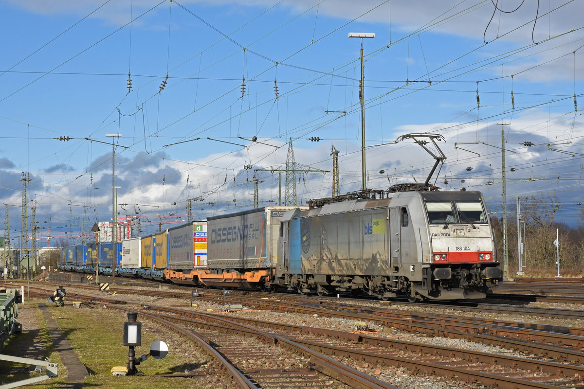 Lok 186 104-6 durchfährt den badischen Bahnhof. Die Aufnahme stammt vom 10.01.2020.