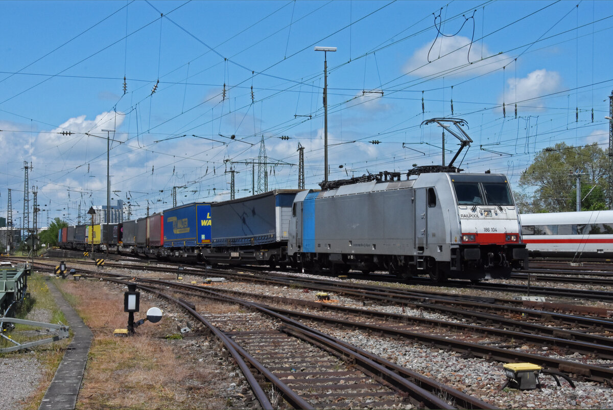 Lok 186 104-6 durchfährt den badischen Bahnhof. Die Aufnahme stammt vom 27.05.2021.