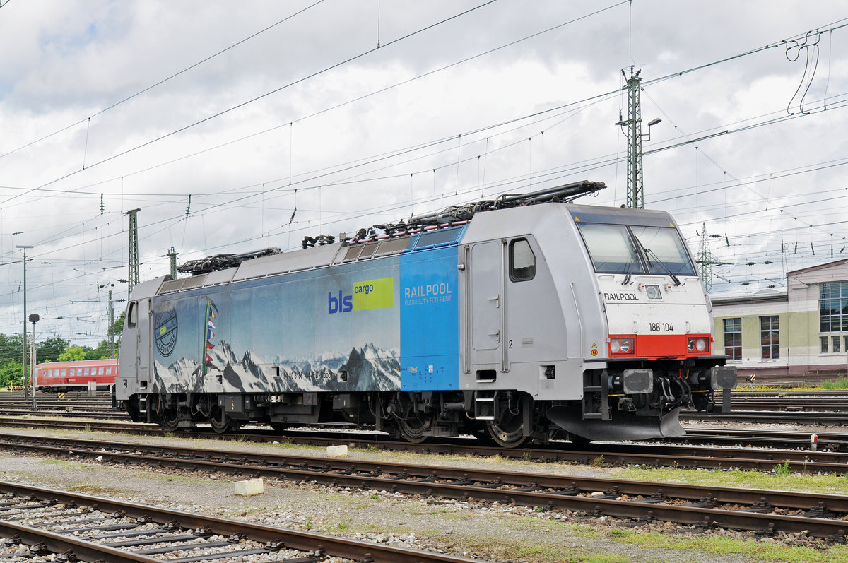 Lok 186 104-6 wartet am Badischen Bahnhof auf den nächsten Einsatz. Die Aufnahme stammt vom 06.06.2017.