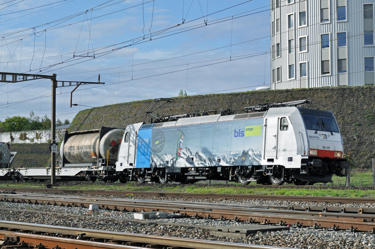 Lok 186 105-3 durchfährt den Bahnhof Pratteln. Die Aufnahme stammt vom 10.10.2017.