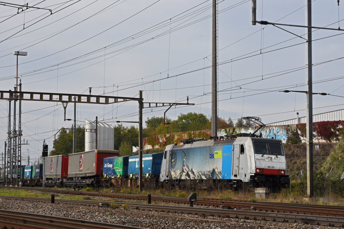 Lok 186 105-3 durchfährt den Bahnhof Pratteln. Die Aufnahme stammt vom 20.10.2020.