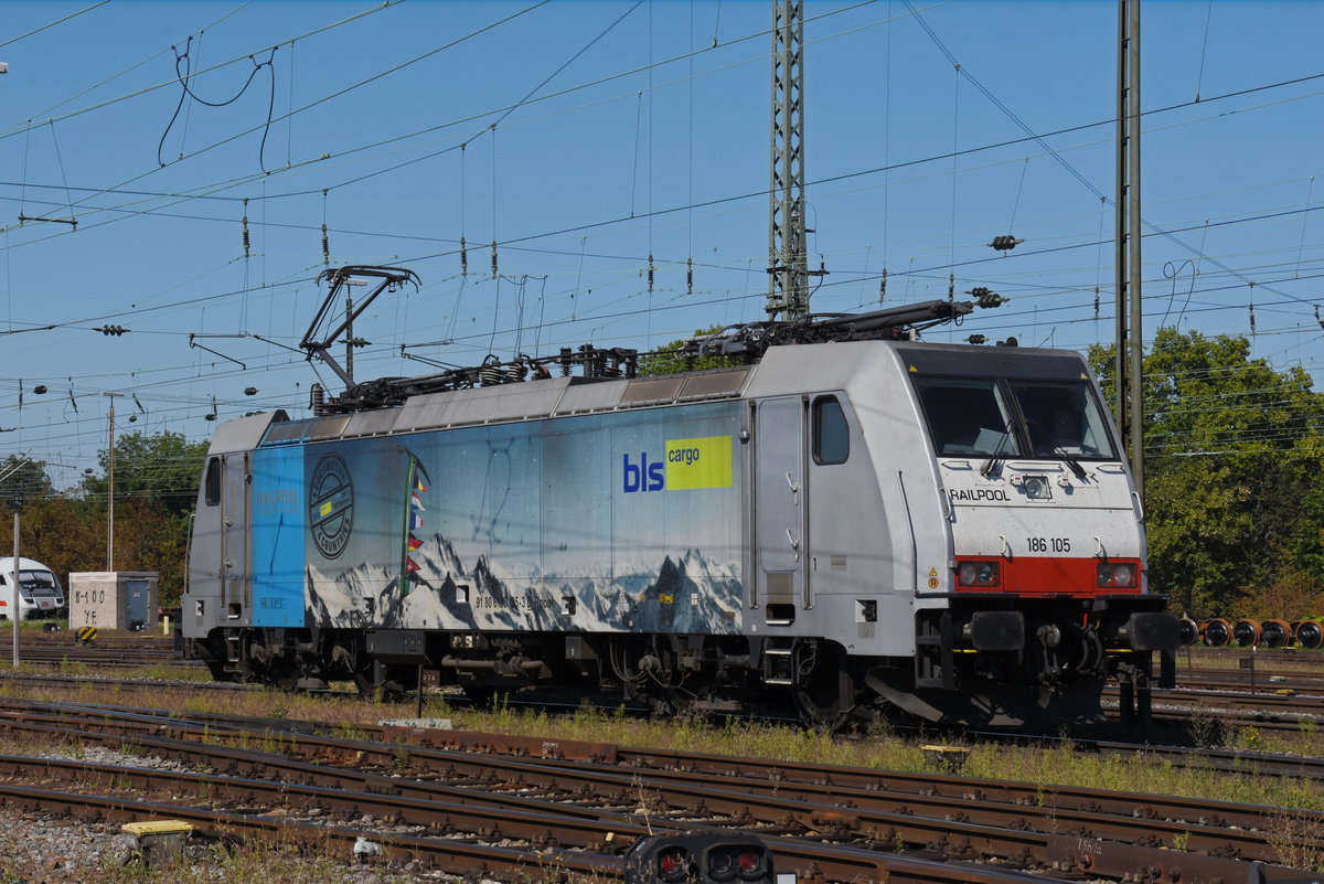 Lok 186 105-3 verlässt die Abstellanlage beim badischen Bahnhof. Die Aufnahme stammt vom 09.09.2020.