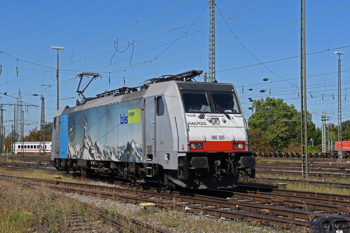 Lok 186 105-3 wird in der Abstellanlage beim badischen Bahnhof abgestellt. Die Aufnahme stammt vom09.09.2020.