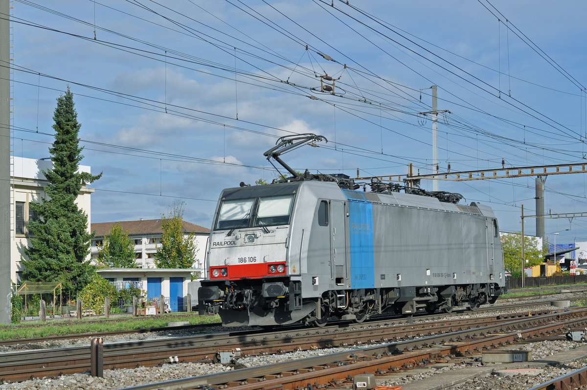 Lok 186 106-1 durchfährt den Bahnhof Pratteln. Die Aufnahme stammt vom 10.10.2017.