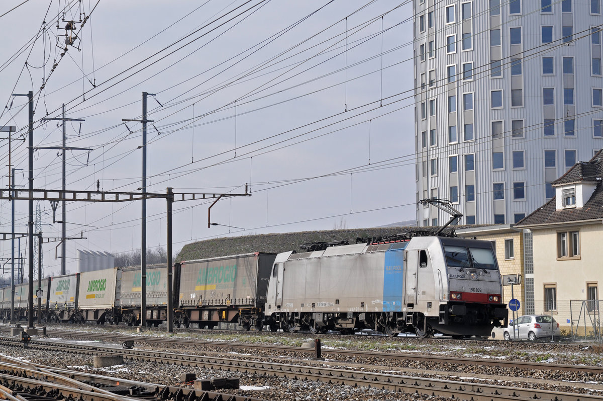 Lok 186 106-1 durchfährt den Bahnhof Pratteln. Die Aufnahme stammt vom 01.03.2018.