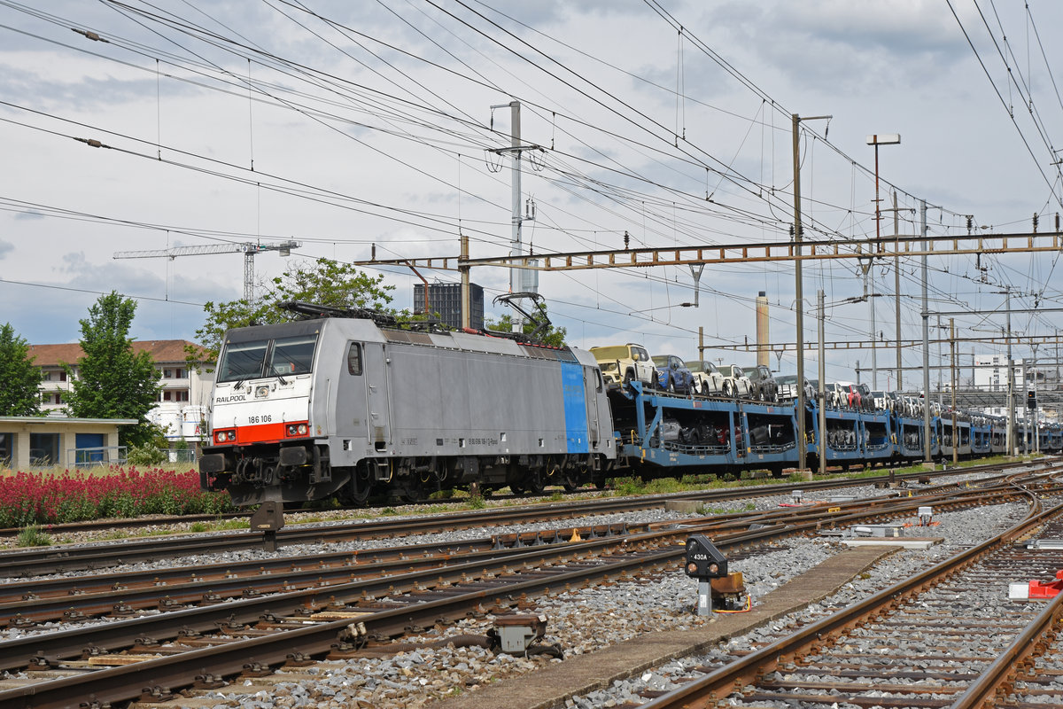 Lok 186 106-1 durchfährt den Bahnhof Pratteln. Die Aufnahme stammt vom 27.05.2019.