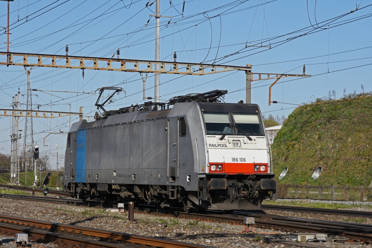 Lok 186 106-1 durchfährt den Bahnhof Pratteln. Die Aufnahme stammt vom 24.03.2020.