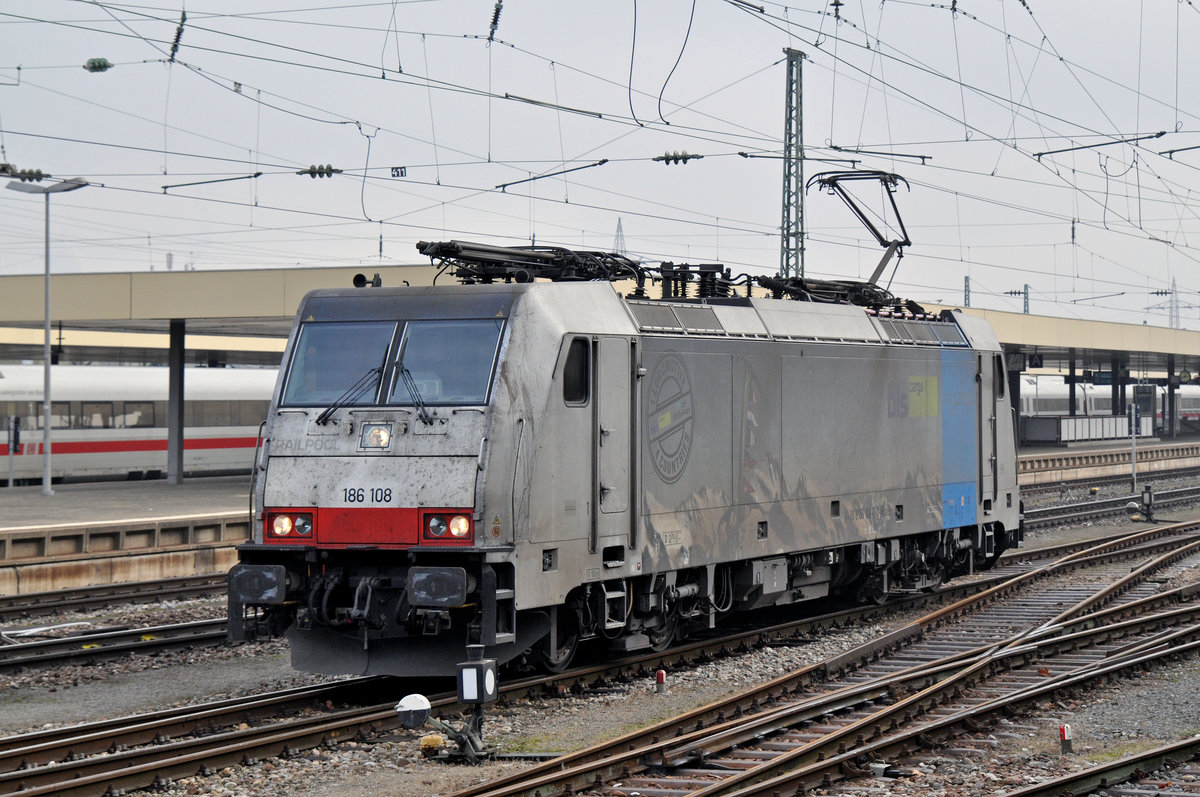 Lok 186 108-7 ist beim Badischen Bahnhof aufgerüstet worden. Die Aufnahme stammt vom 19.12.2016.