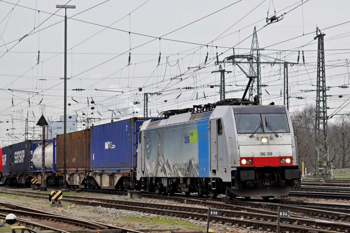 Lok 186 108-7 durchfährt den Badischen Bahnhof. Die Aufnahme stammt vom 19.01.2016.