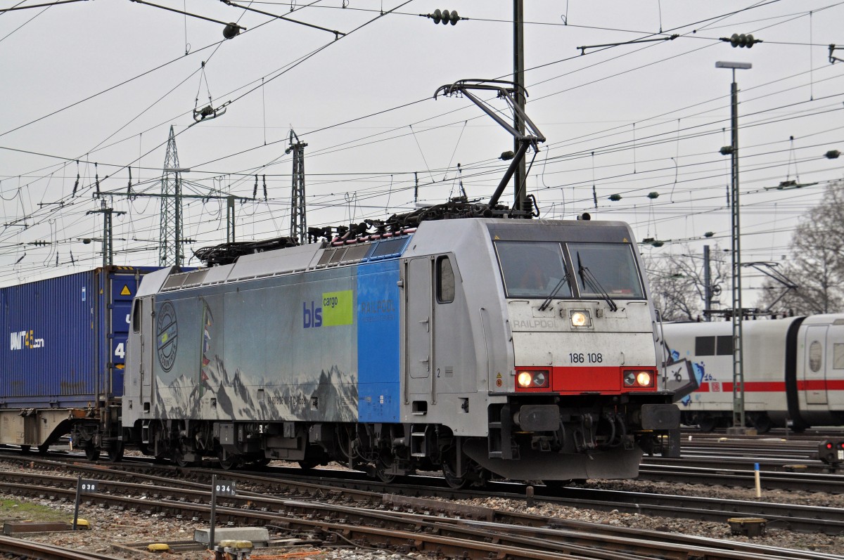 Lok 186 108-7 Durchfährt den Badischen Bahnhof. Die Aufnahme stammt vom 19.01.2016.