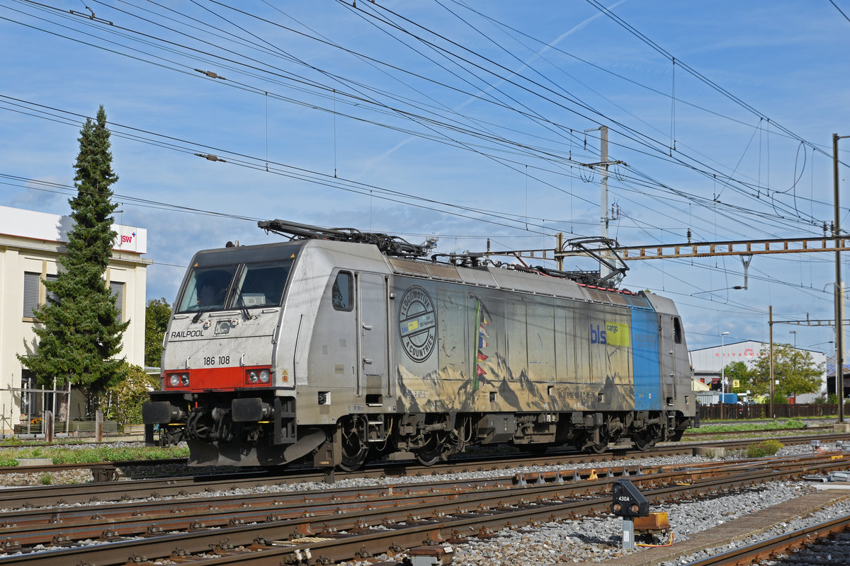 Lok 186 108-7 durchfährt den Bahnhof Pratteln. Die Aufnahme stammt vom 28.09.2019.