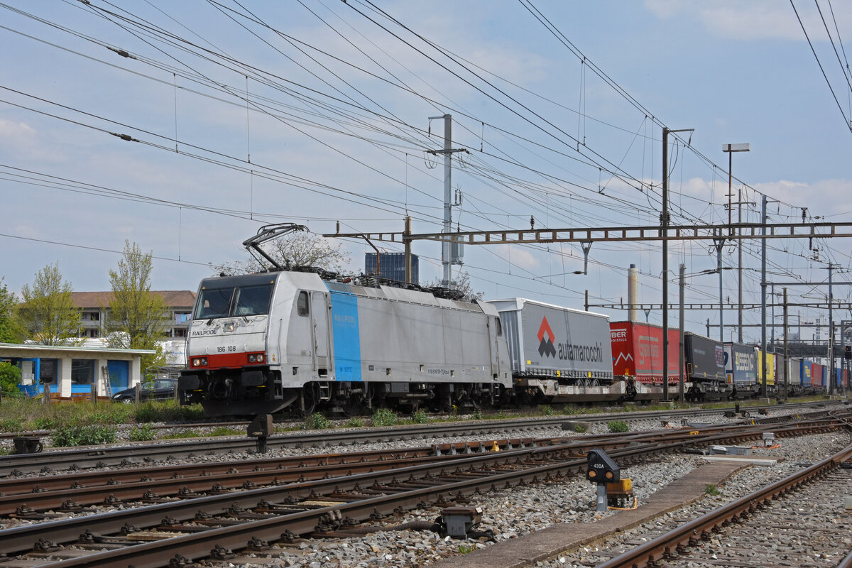 Lok 186 108-7 durchfährt den Bahnhof Pratteln. Die Aufnahme stammt vom 28.04.2021.