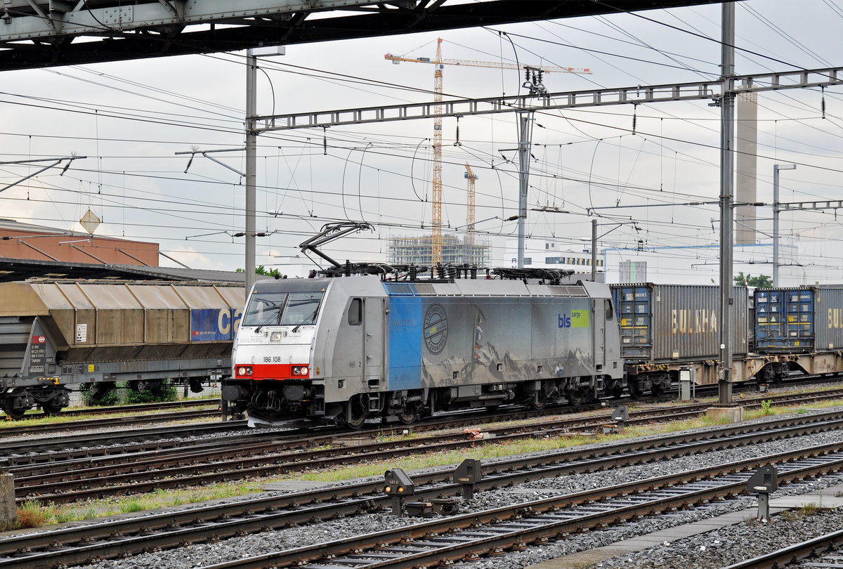 Lok 186 108-7 durchfährt den Bahnhof Pratteln. Die Aufnahme stammt vom 07.06.2016.