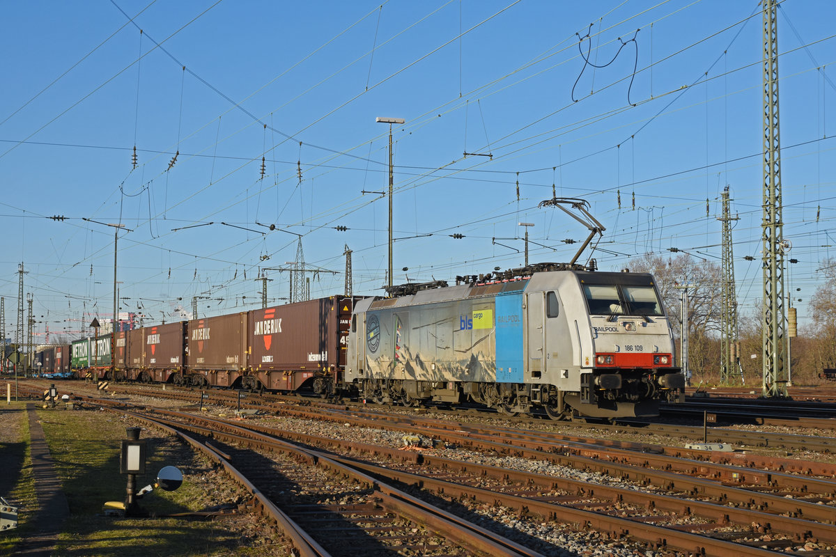 Lok 186 109-5 durchfährt den badischen Bahnhof. Die Aufnahme stammt vom 06.01.2020.