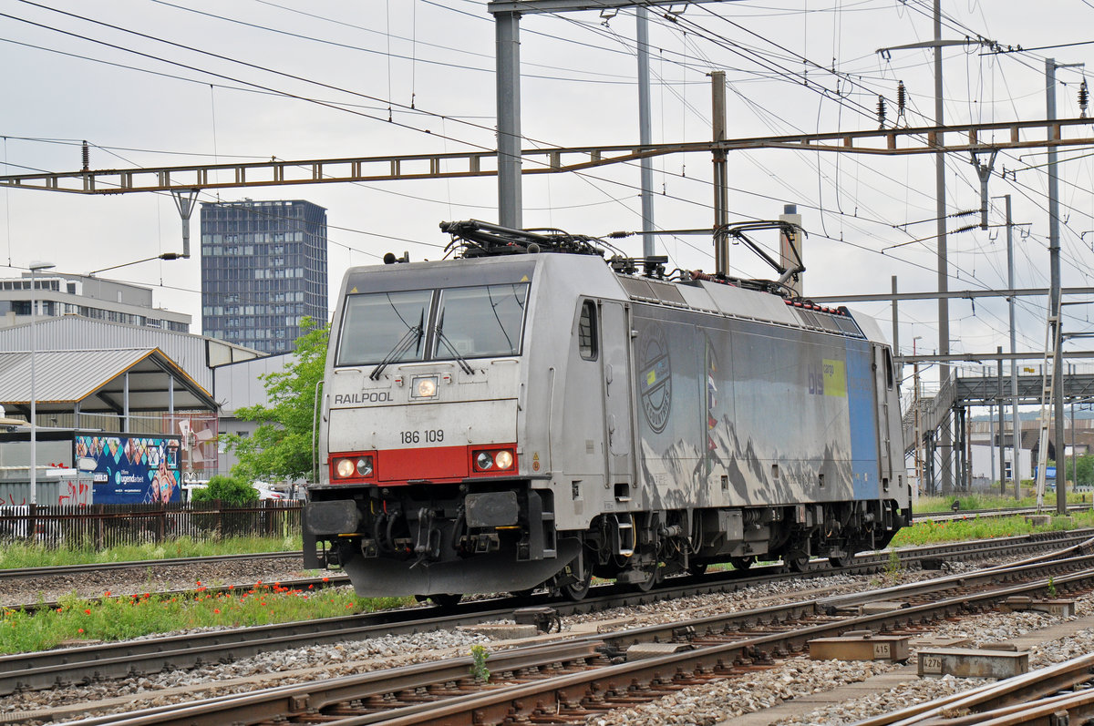 Lok 186 109-5 durchfährt den Bahnhof Pratteln. Die Aufnahme stammt vom 23.05.2018.