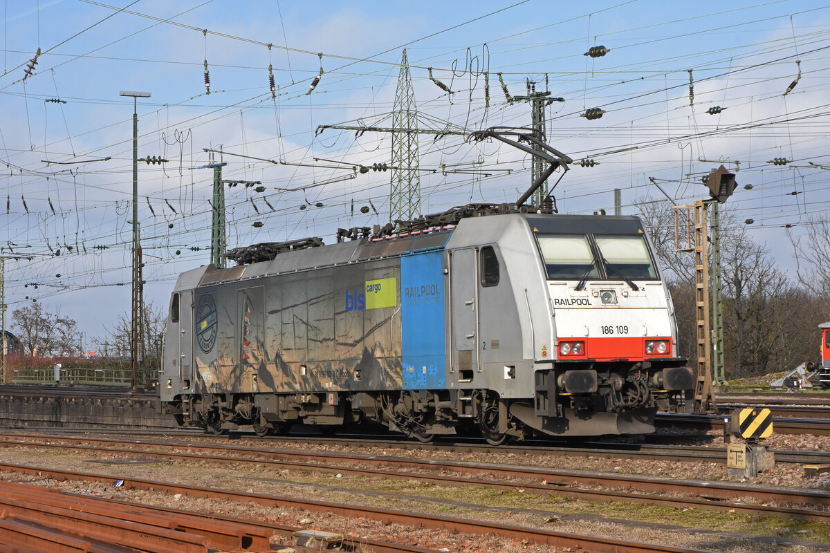 Lok 186 109-5 verlässt die Abstellanlage beim badischen Bahnhof. Die Aufnahme stammt vom 28.01.2022.
