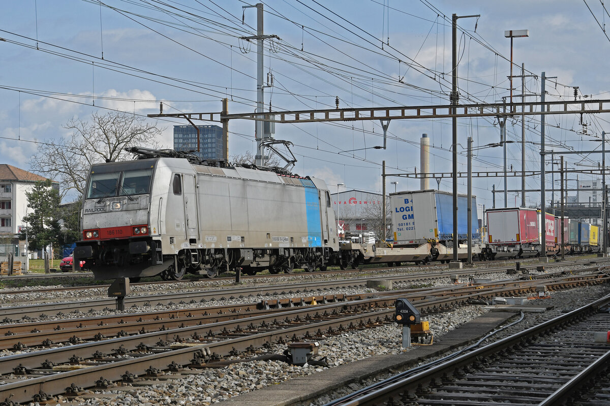 Lok 186 110-3 durchfährt am 23.02.2023 den Bahnhof Pratteln.