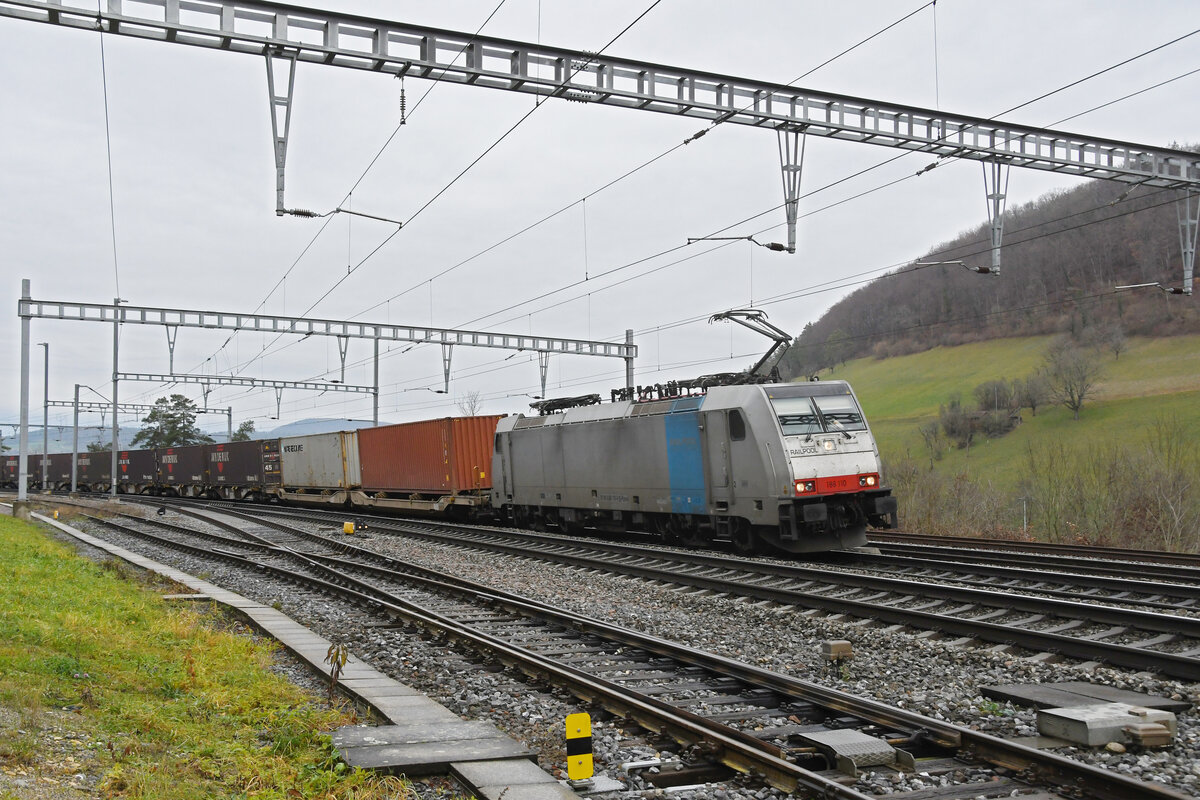 Lok 186 110-3 durchfährt am 04.01.2023 den Bahnhof Effingen.