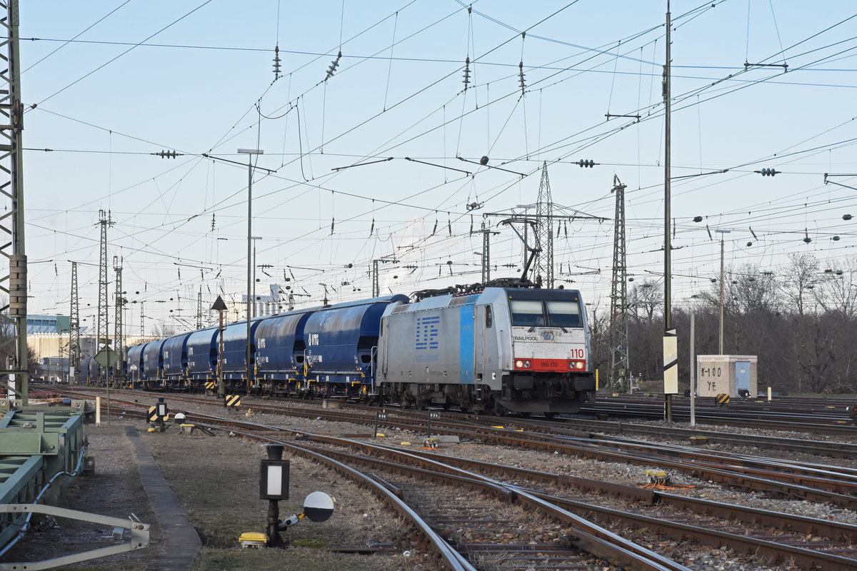 Lok 186 110-3 durchfährt den badischen Bahnhof. Die Aufnahme stammt vom 12.12.2018.