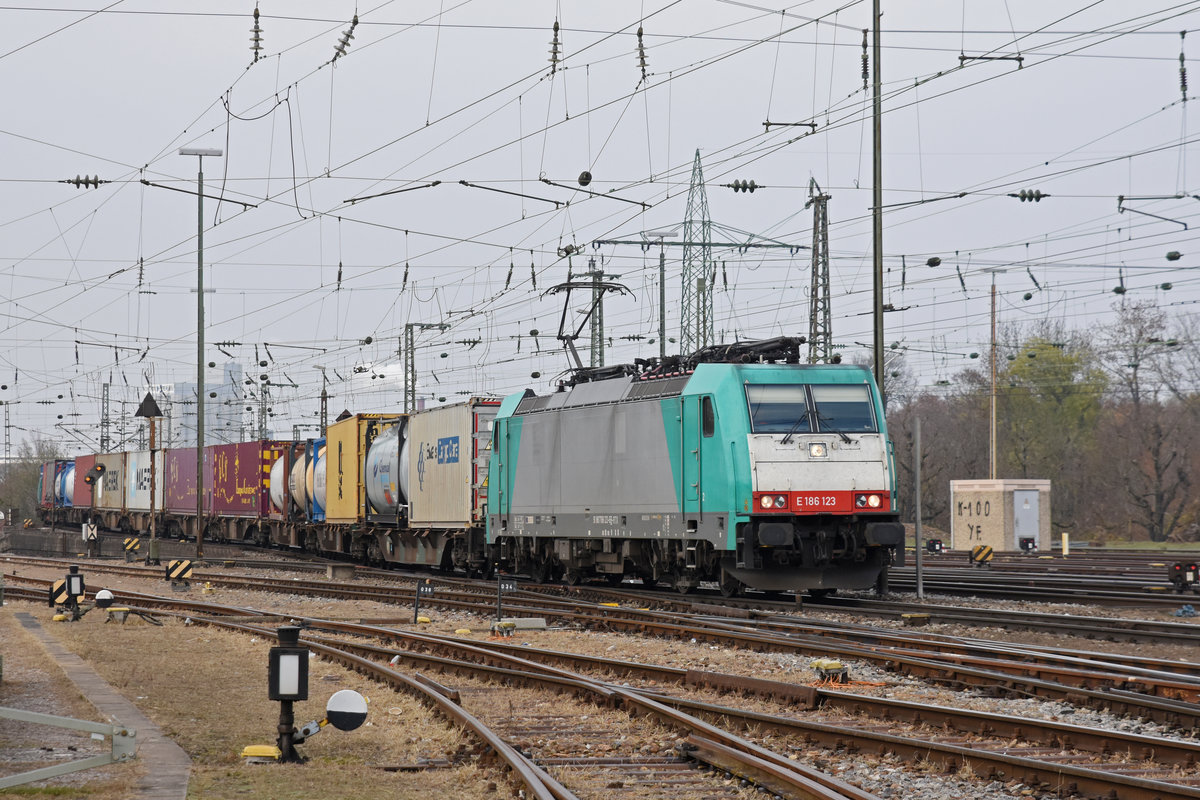 Lok 186 123-6 durchfährt den badischen Bahnhof. Die Aufnahme stammt vom 20.11.2018.