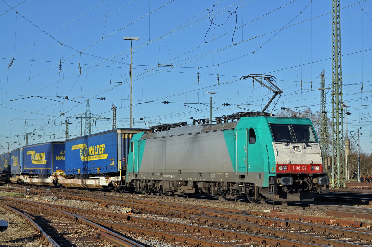 Lok 186 132-7 durchfährt den Badischen Bahnhof. Die Aufnahme stammt vom 02.12.2015.