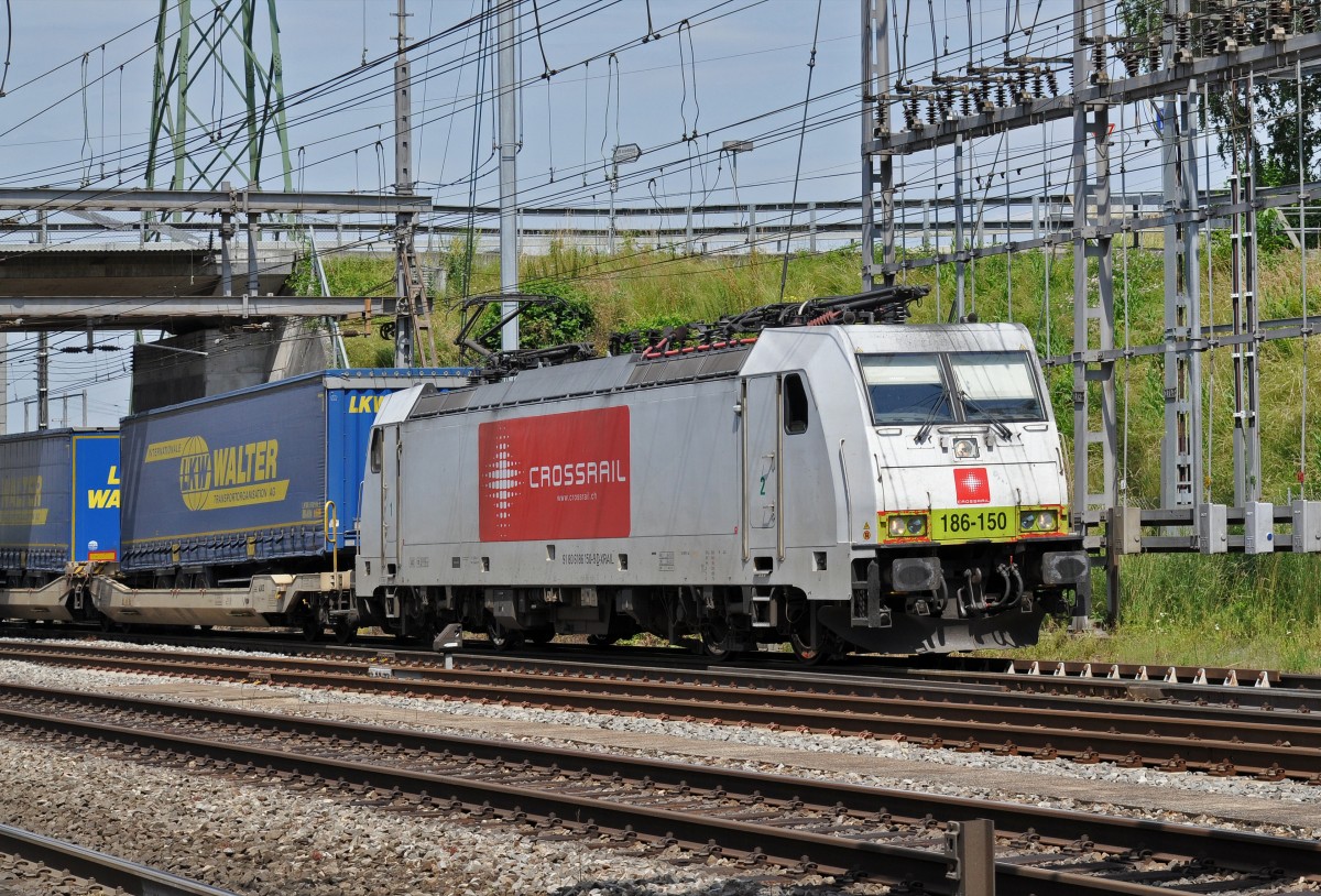 Lok 186 150-9 Crossrail durchfährt den Bahnhof Muttenz. Die Aufnahme stammt vom 12.06.2015.