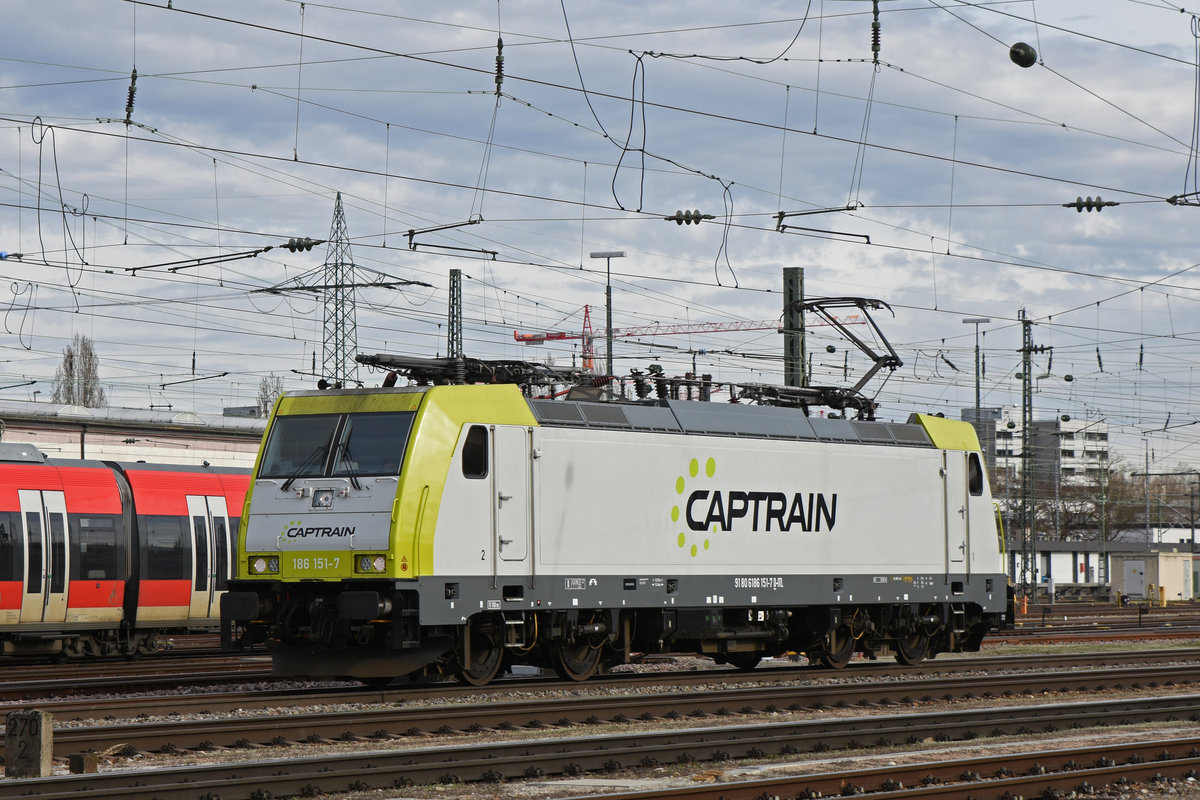 Lok 186 151-7 durchfährt den badischen Bahnhof. Die Aufnahme stammt vom 23.03.2019.
