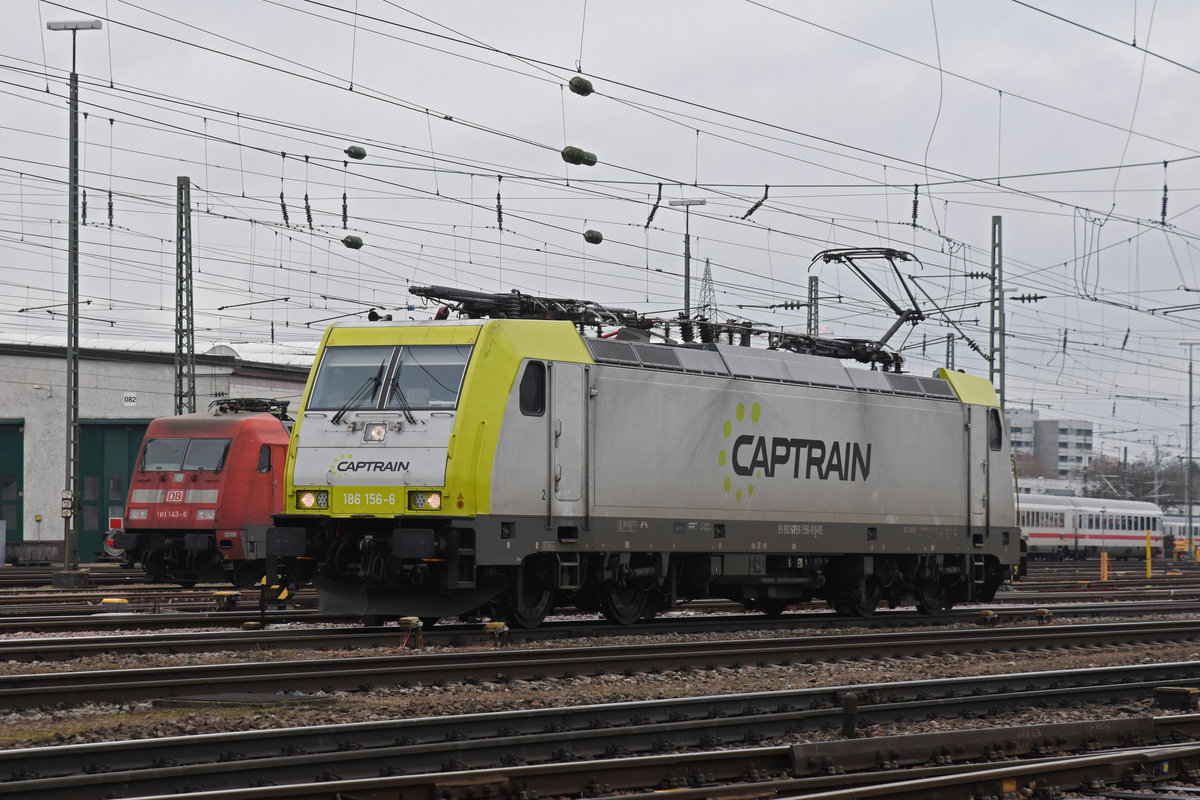Lok 186 156-6 durchfährt solo den badischen Bahnhof. Die Aufnahme stammt vom 10.01.2019.