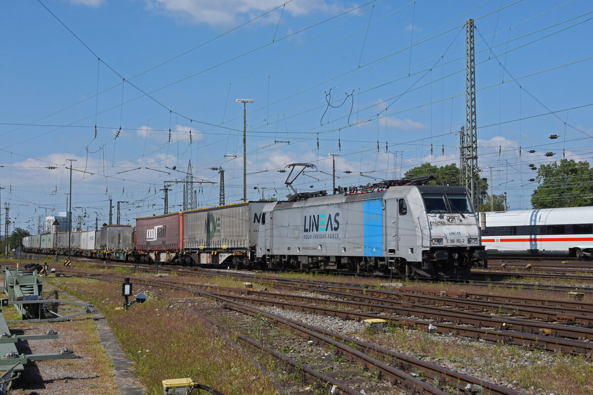 Lok 186 182-2 durchfährt den badischen Bahnhof. Die Aufnahme stammt vom 01.09.2021.