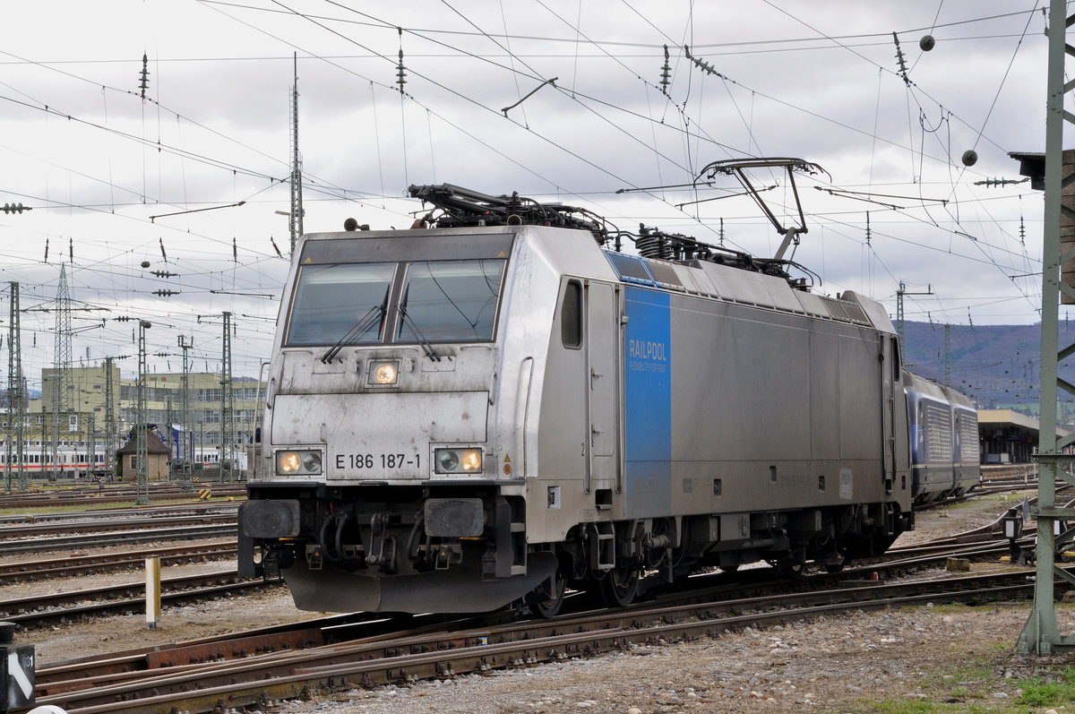 Lok 186 187-4 verlässt die Abstellanlage beim Badischen Bahnhof. Die Aufnahme stammt vom 18.01.2018.