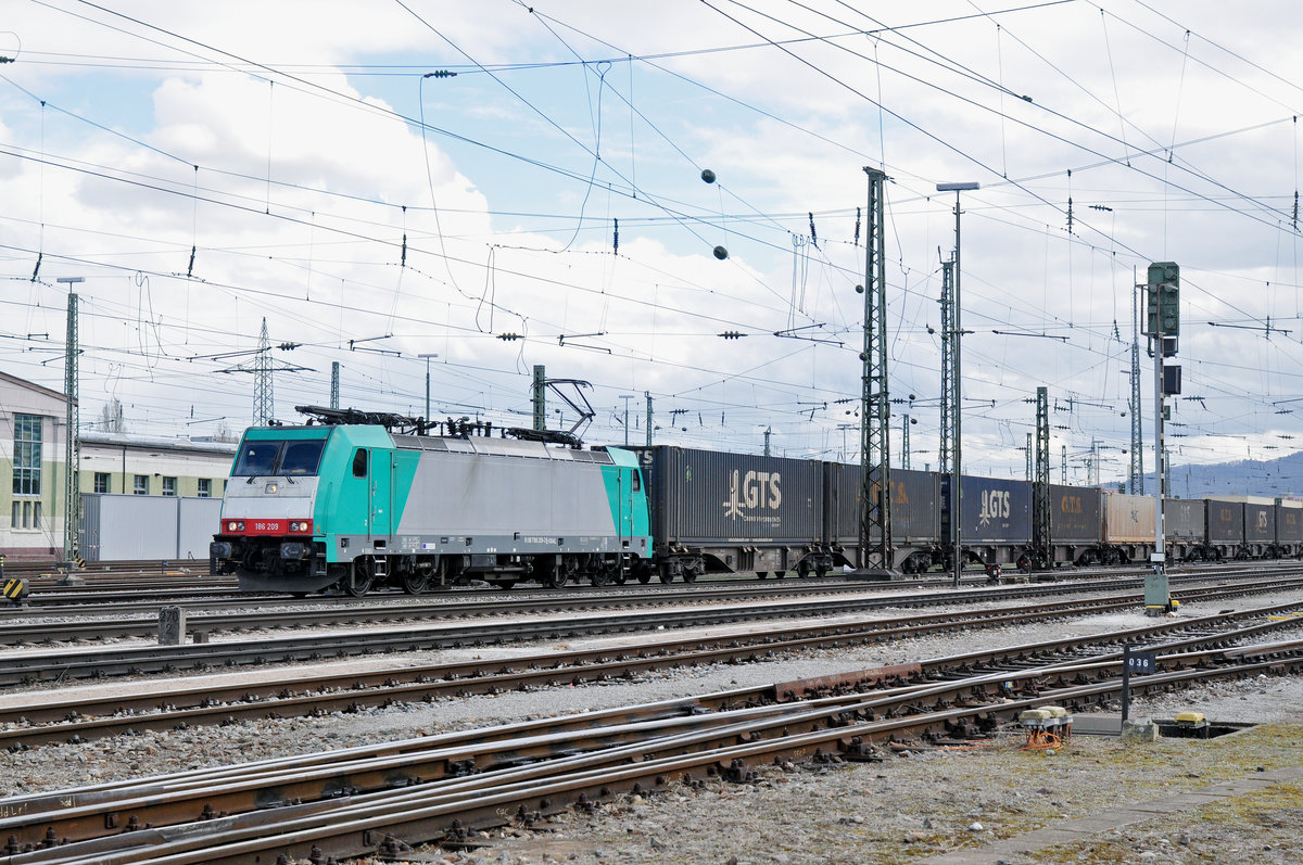 Lok 186 209-3 durchfährt den Badischen Bahnhof. Die Aufnahme stammt vom 16.03.2018.