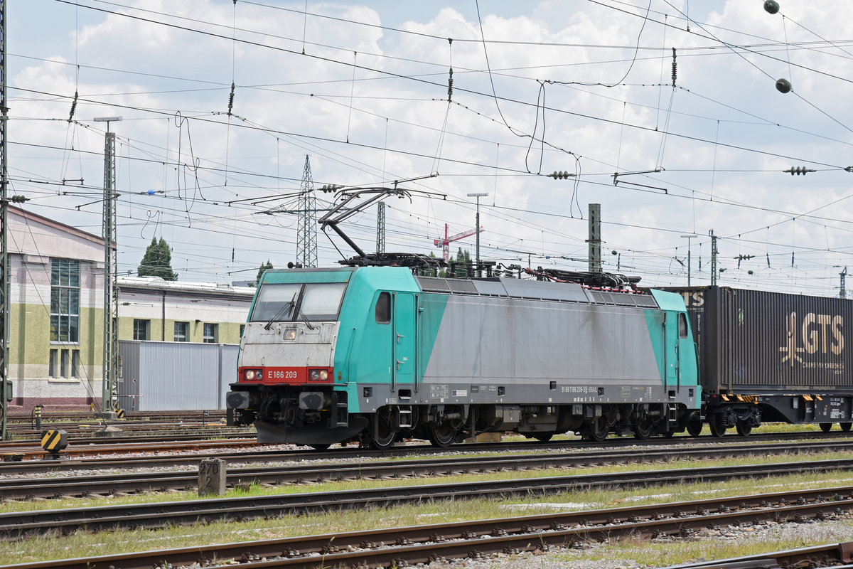 Lok 186 209-3 durchfährt den badischen Bahnhof. Die Aufnahme stammt vom 17.07.2018.