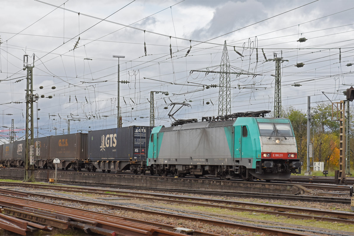 Lok 186 211-9 durchfährt den badischen Bahnhof. Die Aufnahme stammt vom 07.11.2019.