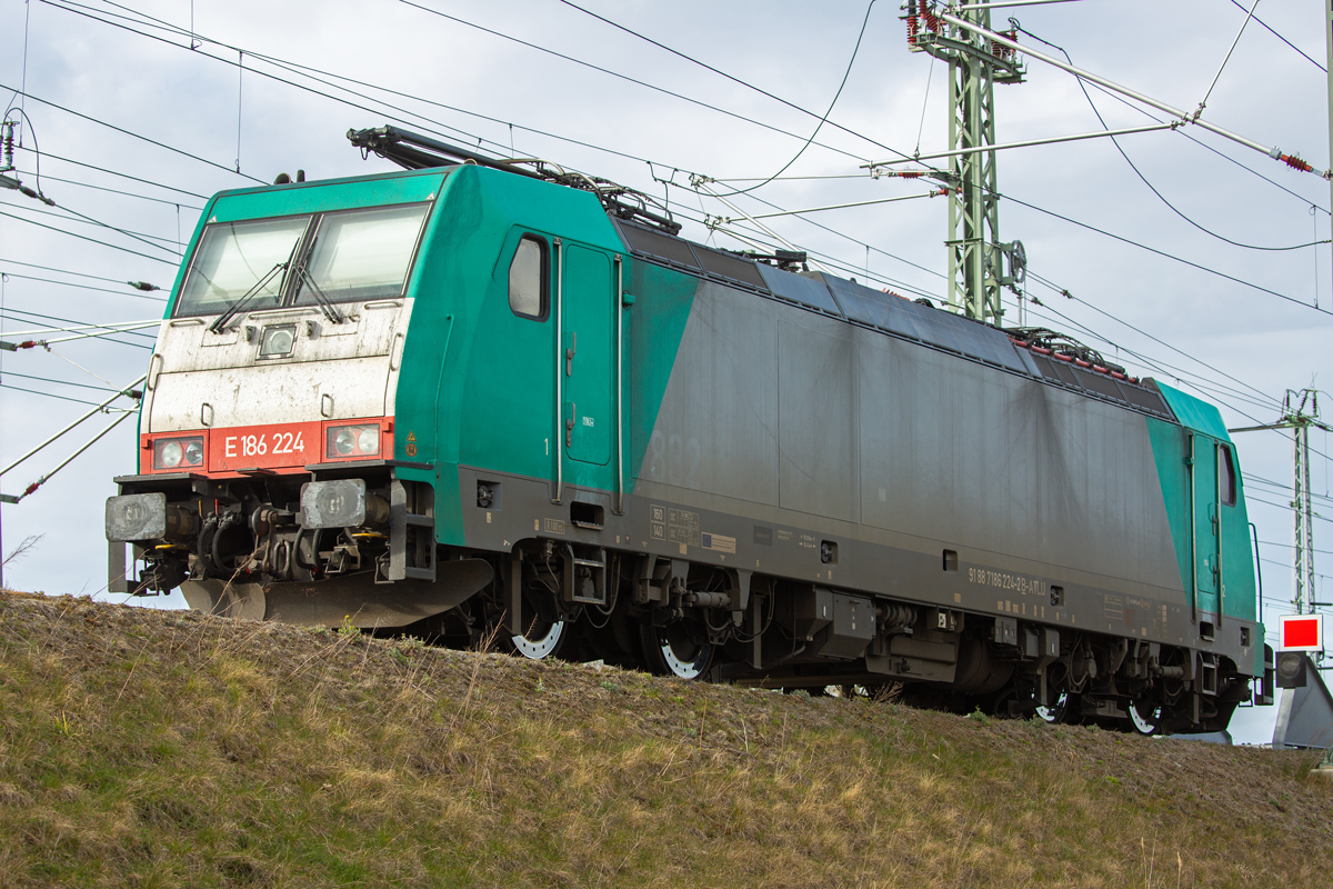Lok 186 224 abgestellt auf dem Bahnhof Stralsund Rügendamm. - 22.02.2022