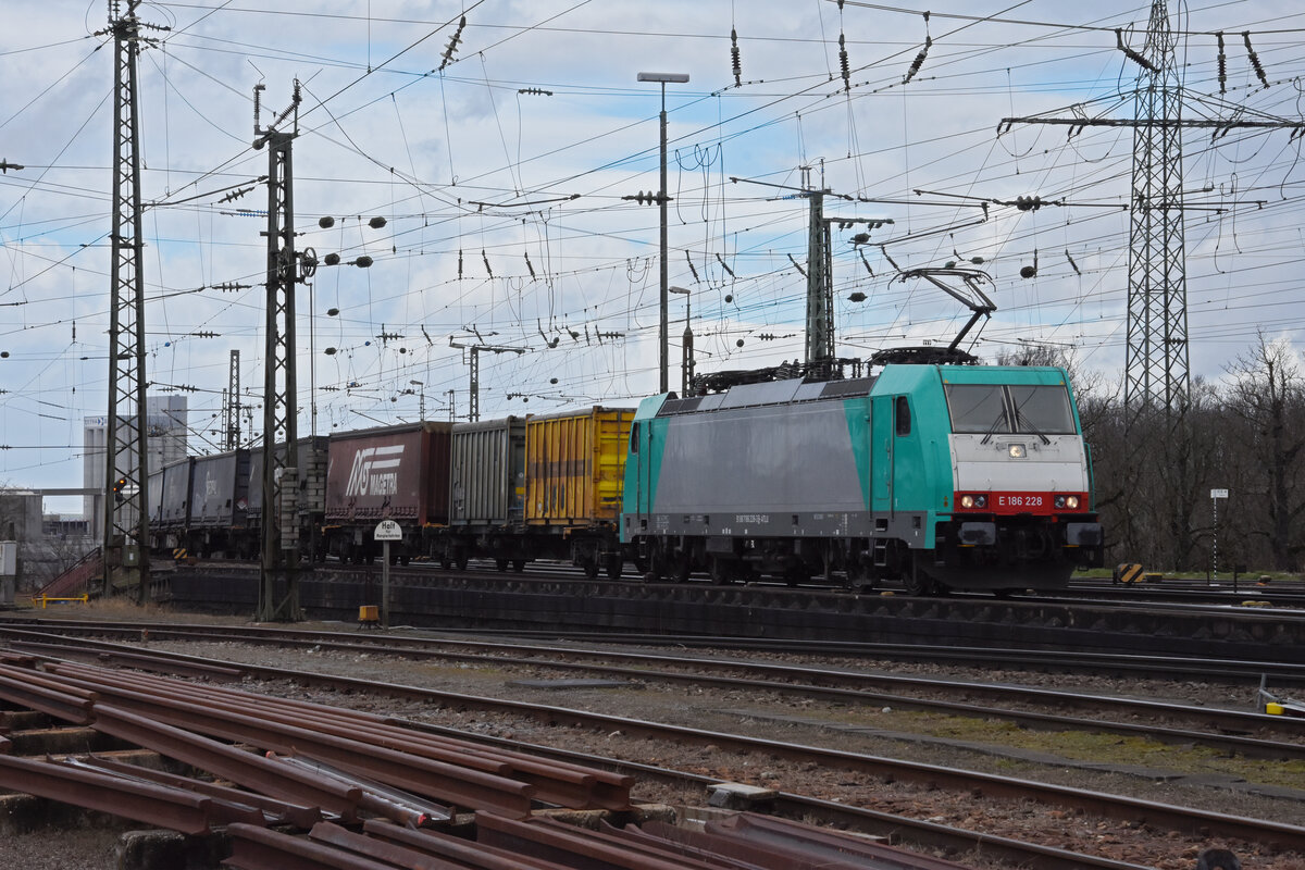 Lok 186 228-3 durchfährt den badischen Bahnhof. Die Aufnahme stammt vom 17.02.2022.