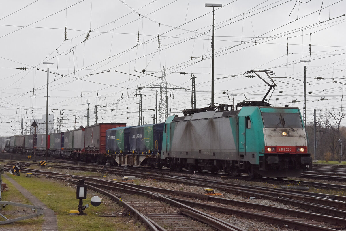 Lok 186 230-9 durchfährt am 02.12.2023 den badischen Bahnhof.