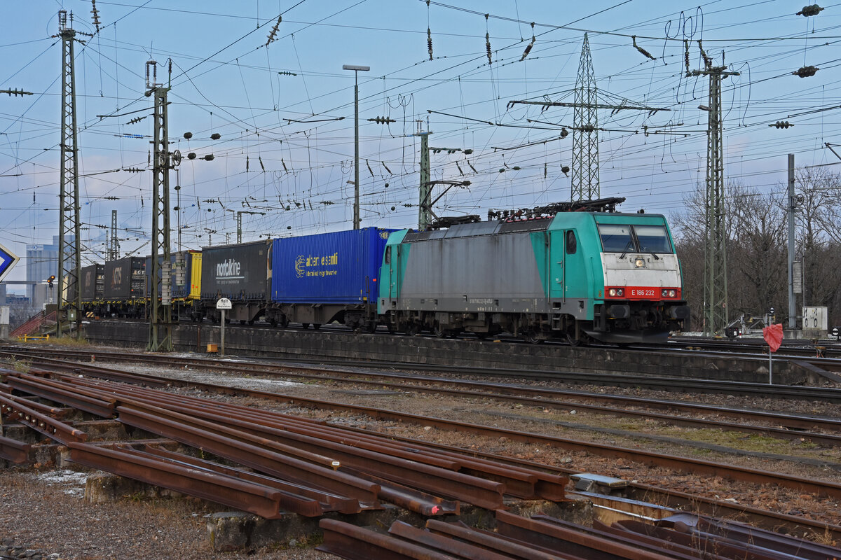 Lok 186 232-5 durchfährt den badischen Bahnhof. Die Aufnahme stammt vom 21.12.2021.