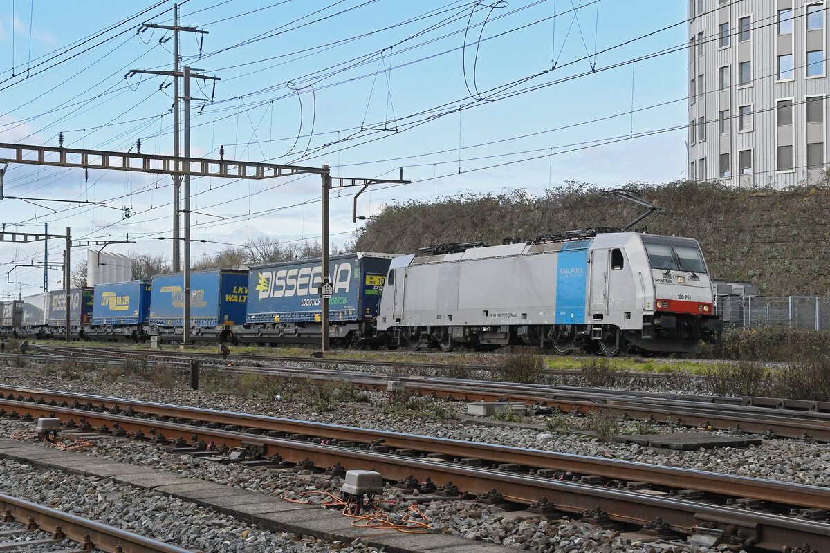 Lok 186 251-5 durchfährt am 15.12.2023 den Bahnhof Pratteln.