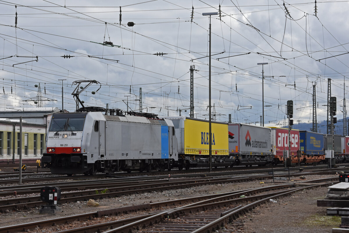 Lok 186 251-5 durchfährt den badischen Bahnhof. Die Aufnahme stammt vom 23.02.2022.