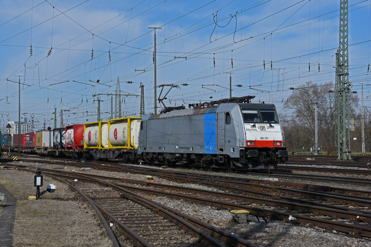 Lok 186 251-5 durchfährt den badischen Bahnhof. Die Aufnahme stammt vom 01.03.2022.