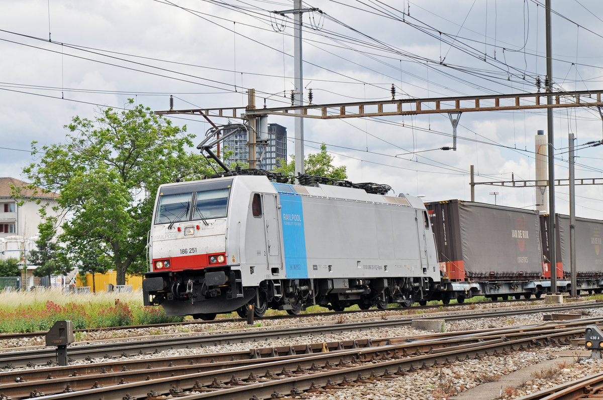 Lok 186 251-5 durchfährt den Bahnhof Pratteln. Die Aufnahme stammt vom 07.06.2017.