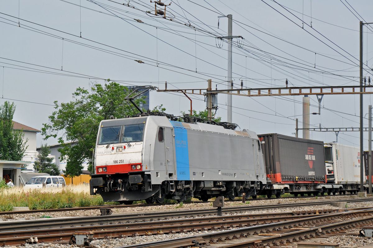 Lok 186 251-5 durchfährt den Bahnhof Pratteln. Die Aufnahme stammt vom 23.06.2017.