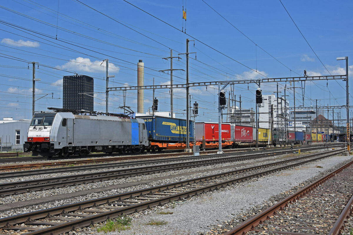 Lok 186 251-5 durchfährt den Bahnhof Pratteln. Die Aufnahme stammt vom 11.05.2022.