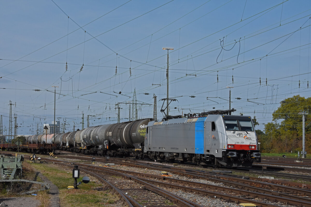 Lok 186 257-2 durchfährt am 06.10.2022 den badischen Bahnhof.