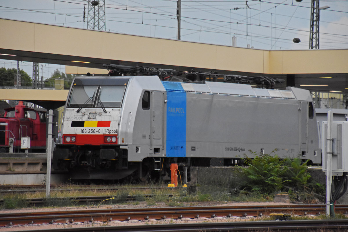 Lok 186 258-0 steht auf einem Abstellgleis beim badischen Bahnhof. Die Aufnahme stammt vom 17.08.2018.