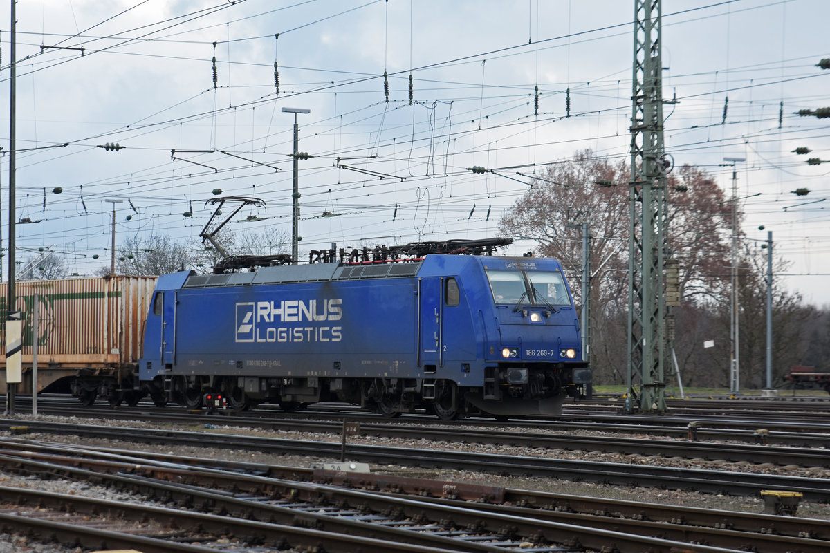 Lok 186 269-7 durchfährt den badischen Bahnhof. Die Aufnahme stammt vom 10.01.2019.