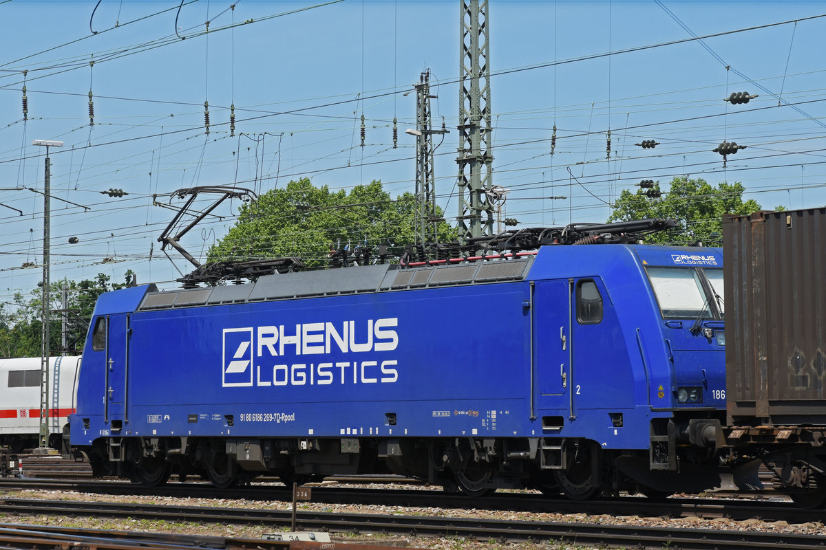 Lok 186 269-7 durchfährt den badischen Bahnhof. Die Aufnahme stammt vom 27.05.2020.