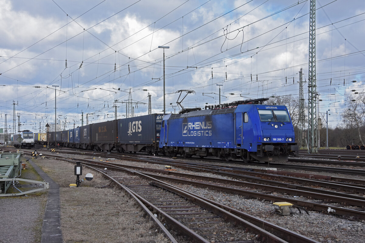Lok 186 269-7 durchfährt den badischen Bahnhof. Die Aufnahme stammt vom 25.02.2022.