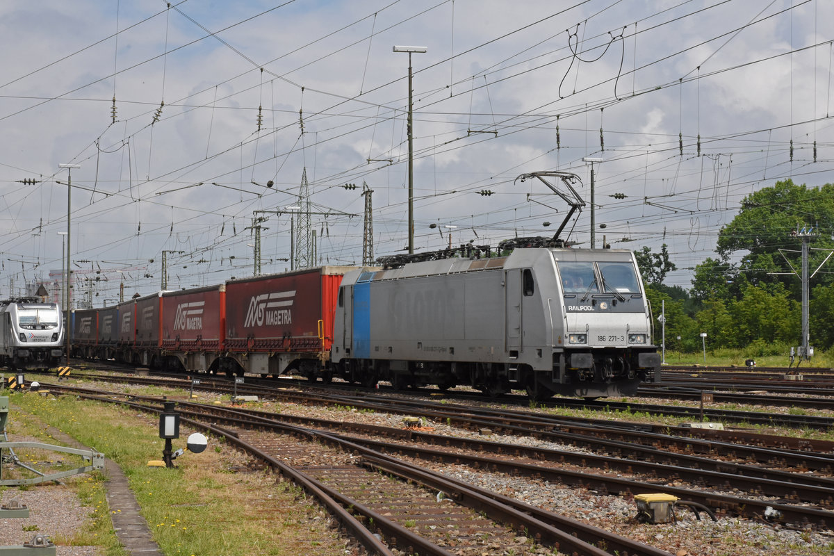 Lok 186 271-3 durchfährt den badischen Bahnhof. Die Aufnahme stammt vom 11.06.2020.