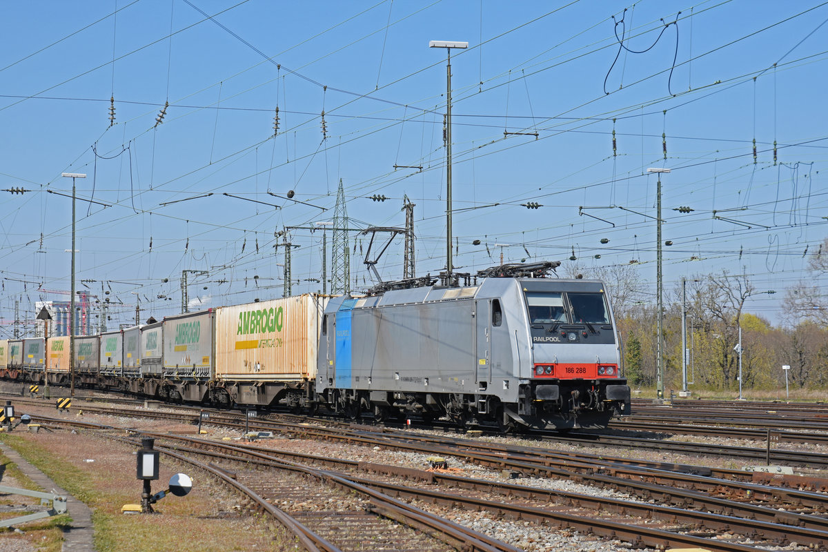 Lok 186 288-7 durchfährt den badischen Bahnhof. Die Aufnahme stammt vom 02.04.2020.